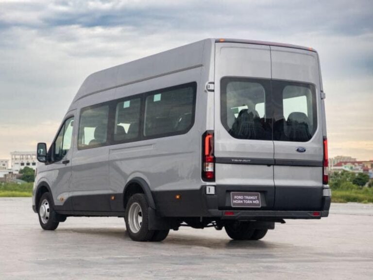MINIBUS 18S Ford Premium+ vehicle class